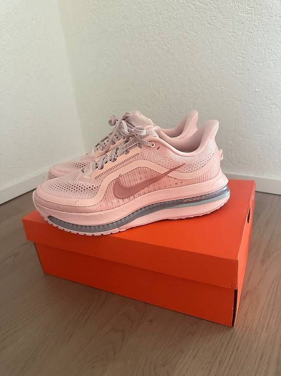 Nike Scarpe da donna: Chaussures de course nike – Nuovo (secondo la descrizione) da Sion venduto da nao_2cg5