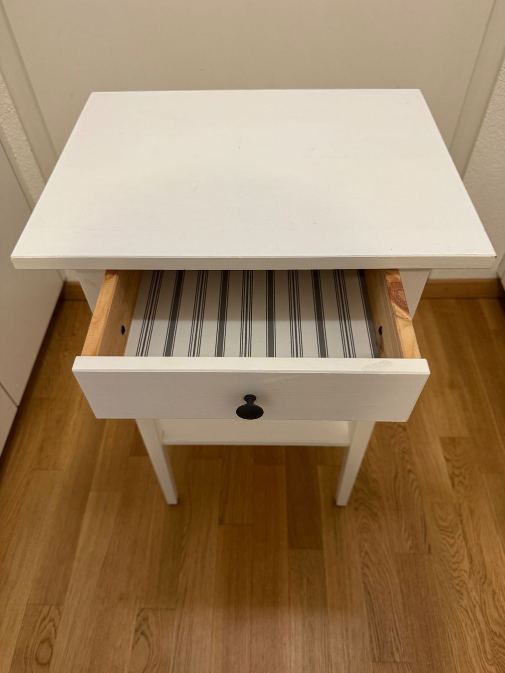 Ikea Tavoli: Ikea Hemnes Ablagetisch in weiß – Usato da St. Gallen venduto da gre_66hc 3