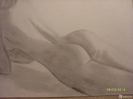 disegno matita su carta nudo femminile