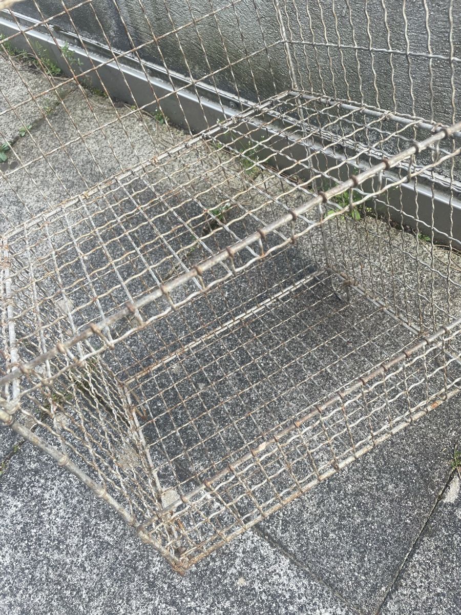 Scaffali: Ancienne Etagère Grillagée en Métal – Usato da Vallamand venduto da Bricbracbroc82 7