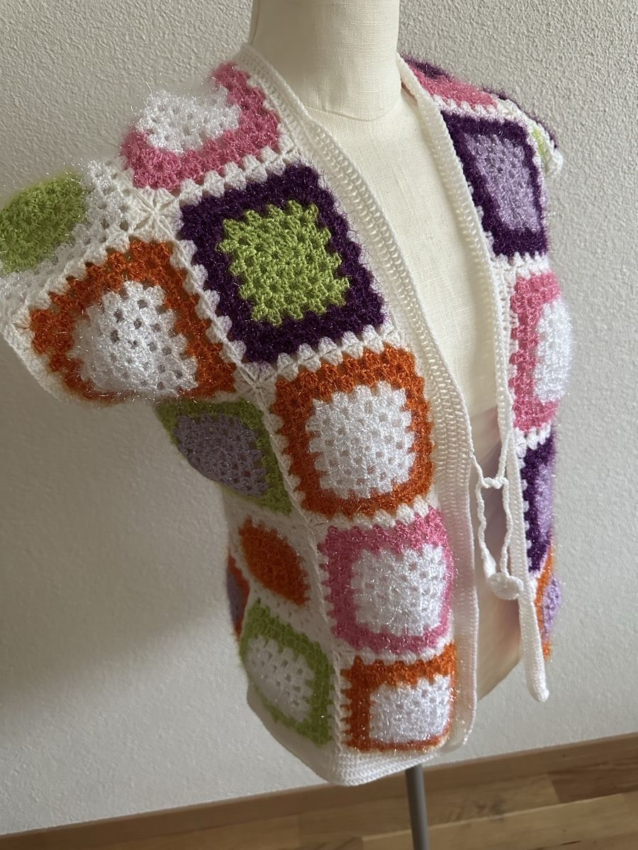 Gilet & Giacche senza maniche: Handgemachte Häkel-Strickjacke/Strickgilet – Nuovo e nell'imballaggio originale da Erlinsbach SO venduto da dikaan 1