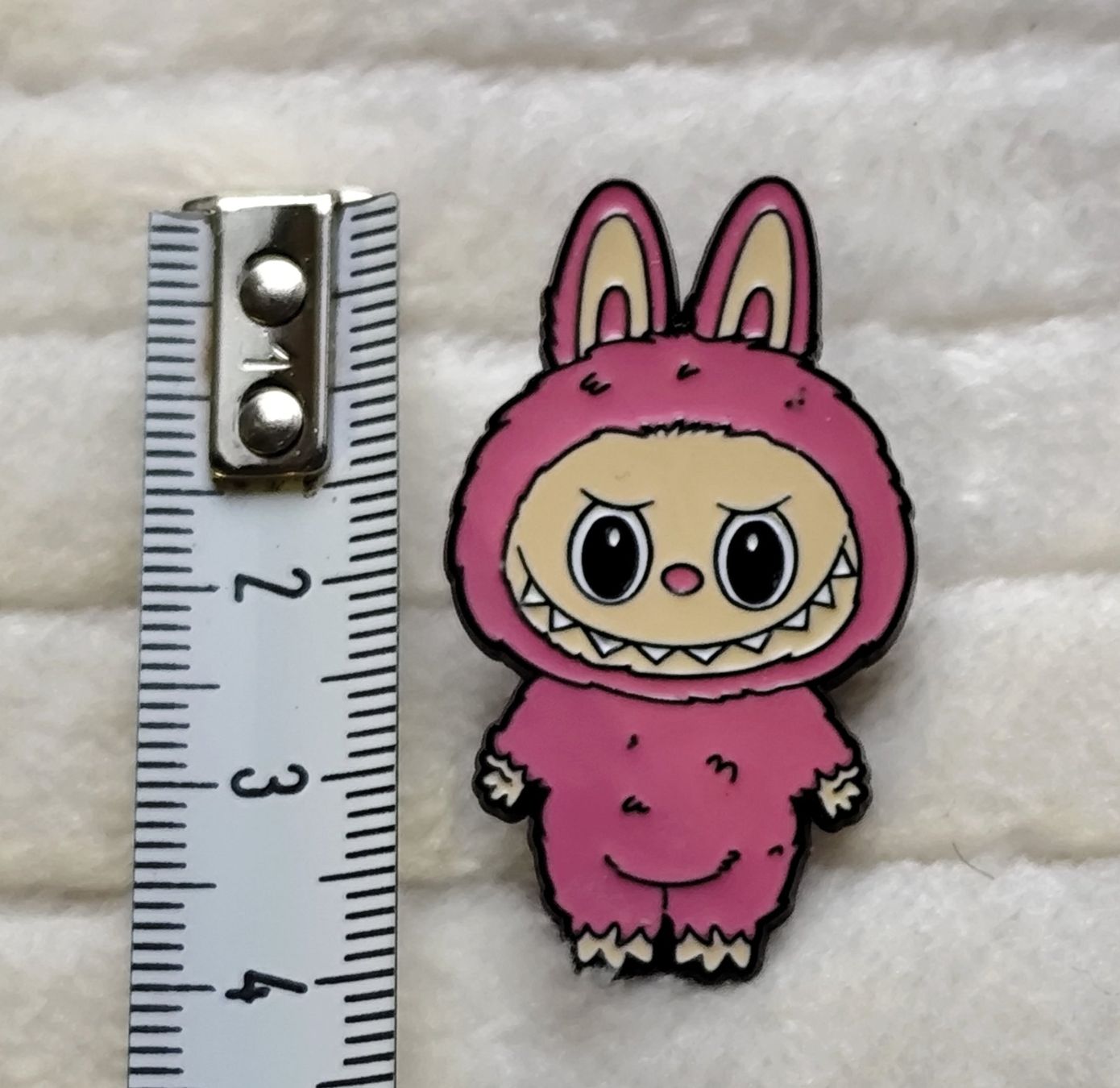 Plaketten & Abzeichen: Pin: Rosa Labubu ca. 4 cm – Neu und originalverpackt aus Bettingen von hamau2012 3