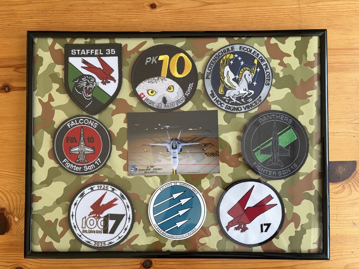 Schweizer Armee Plaketten & Abzeichen: Ce tableau est une composition commémorative à l’aviation – Neu (gemäss Beschreibung) aus romanel-sur-Lausanne von GregaAlouetteIII