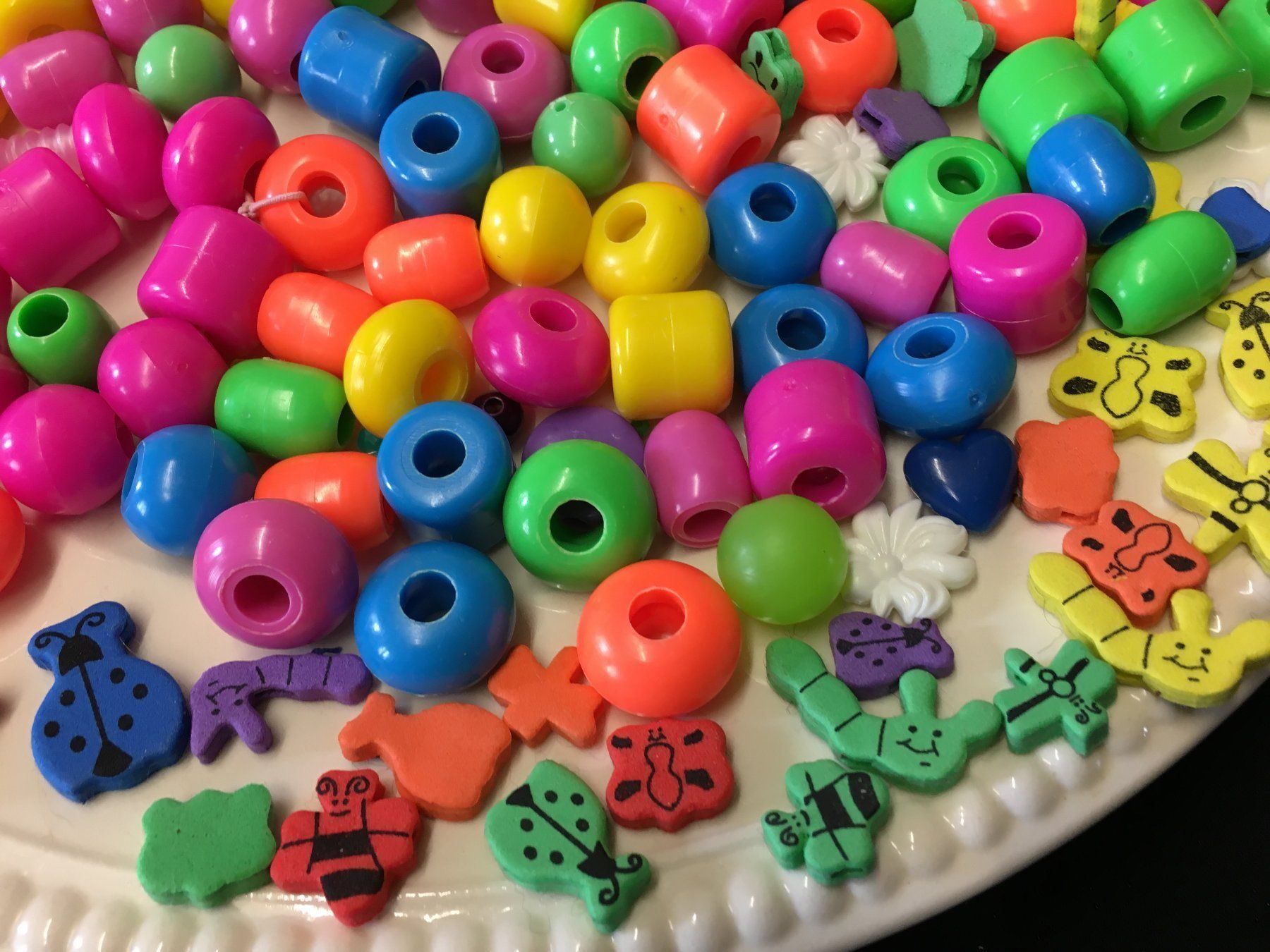 Perlen (unechte): Kunststoff Perlen / Beads, ca. 500 gr. – Gebraucht aus Schaffhausen von sparzone