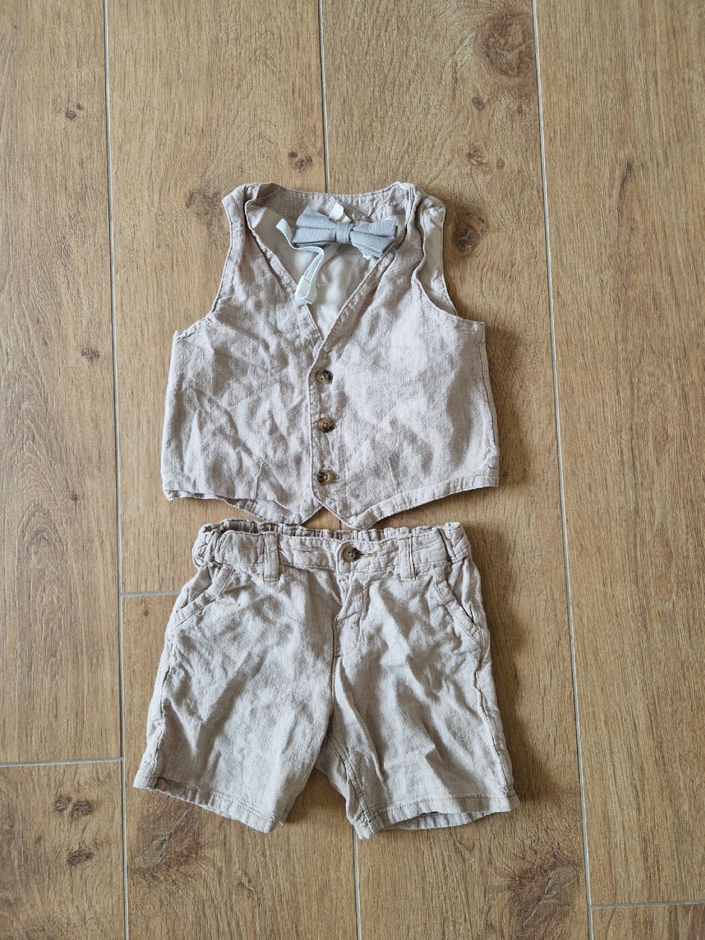H&M Lotti & Set di vestiti: Süsses Set Leinen mit Fliege Grösse 86 – Usato da Eschenbach SG venduto da SanFranciscoCalifornia