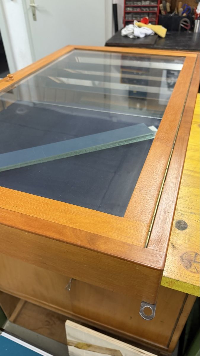 Vitrines: Vitrinenschrank Holz Glas gebraucht  – D'occasion à Rapperswil BE par mini-tom 2