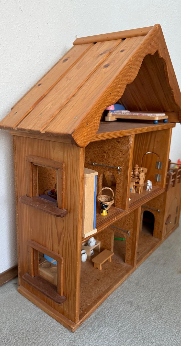 Case e mobili per bambole: Puppenhaus Holz mit Mobiliar – Usato da Wohlen AG venduto da homecollectivech 2
