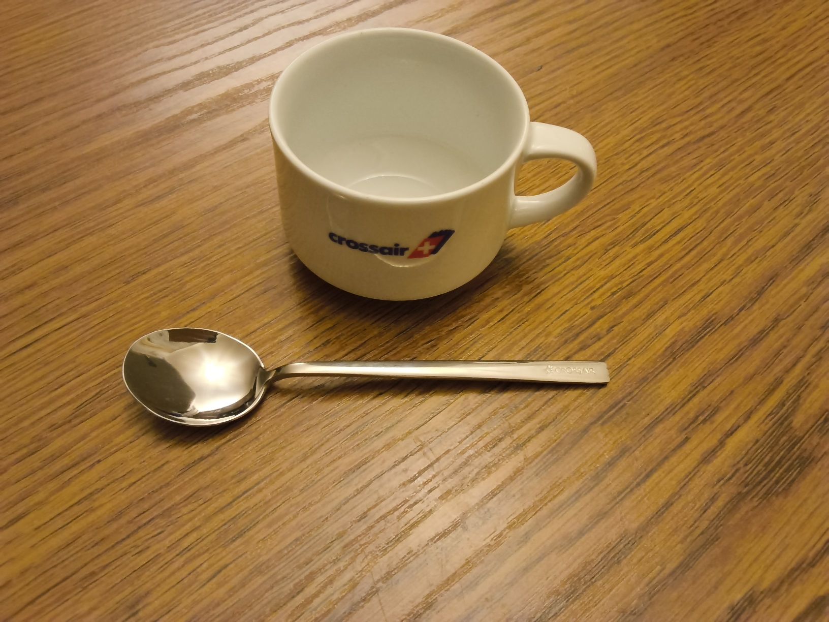 Crossair Tassen: Tasse mit Teelöffel Crossair – Gebraucht aus Hallau von histoiremerveilleuse