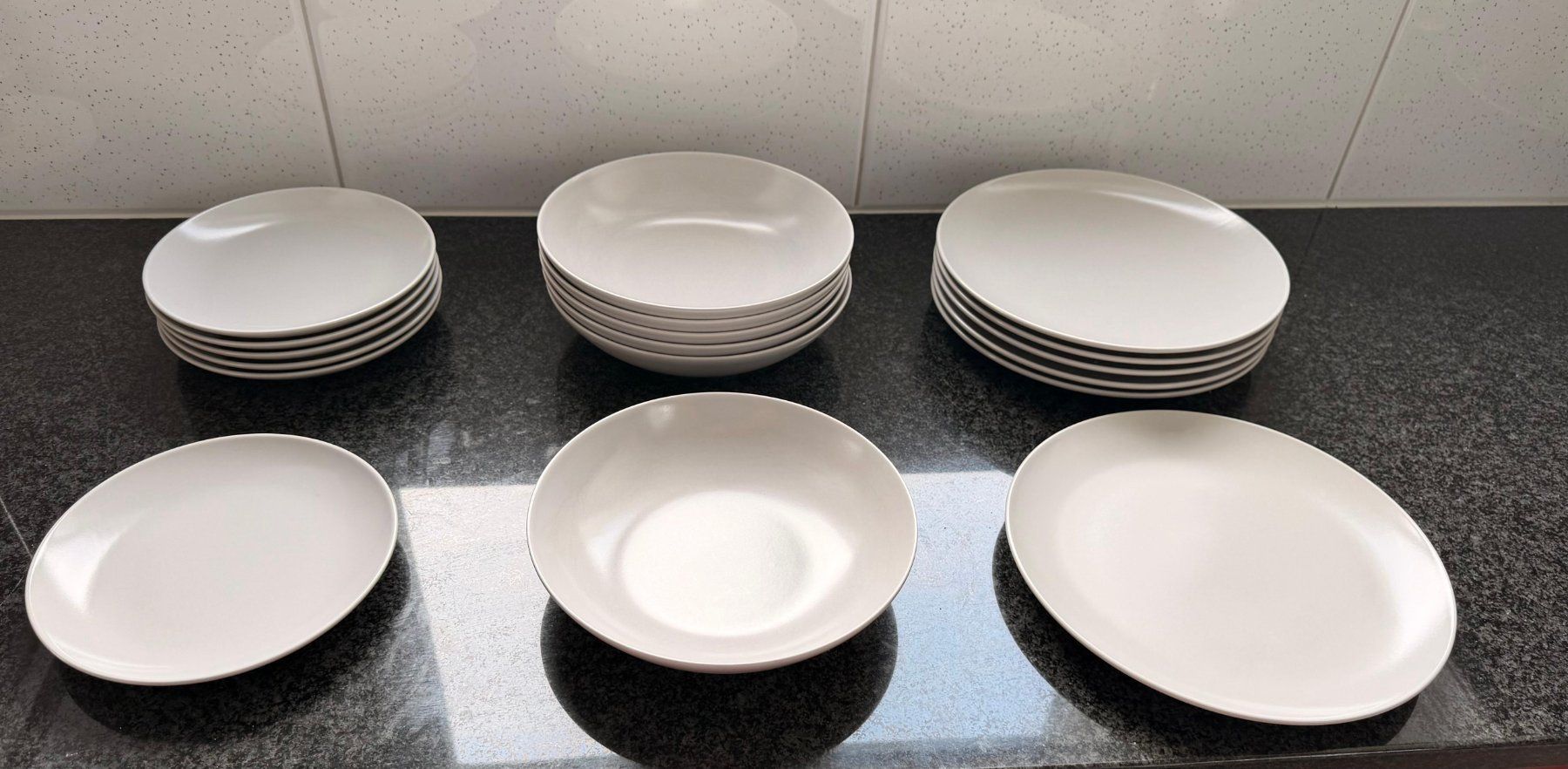 Ikea Set di piatti: IKEA FÄRGKLAR Geschirrset 18-teilig hellgrau – Usato da Recherswil venduto da Niculin02