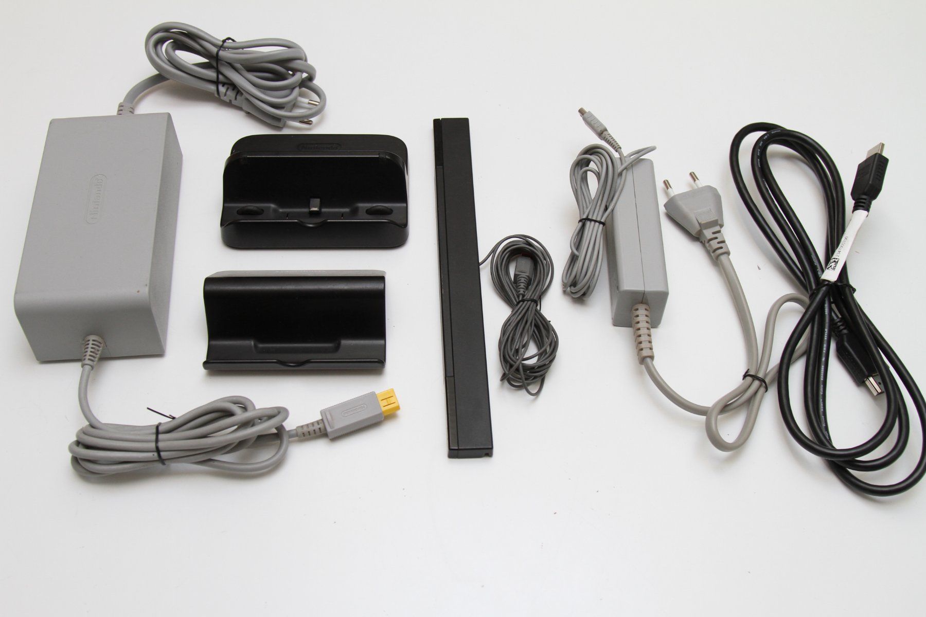 Nintendo Consoles: Nintendo Wii U Konsole mit Spielen – D'occasion à Basel par camelot99 5