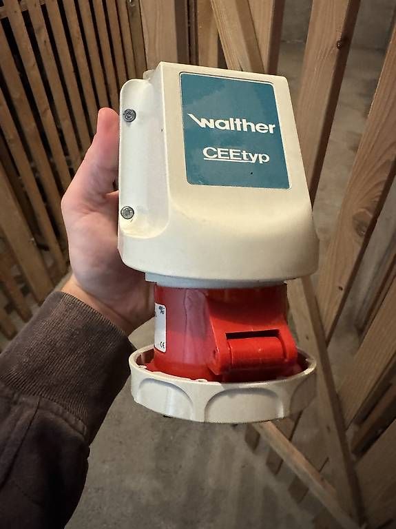 Walther Spine: Walther CEE Wandsteckdose, 400V 16A, abschliessbar – Usato da Oftringen venduto da Teslacorn