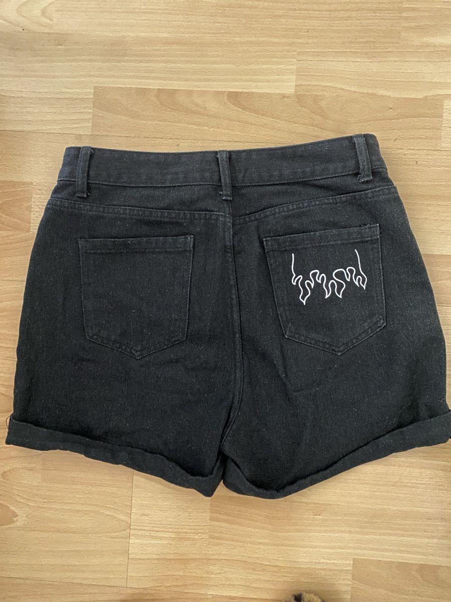 Pantaloni: Schwarze Denim Shorts Grösse L – Usato da Basel venduto da hea_pp2f 1