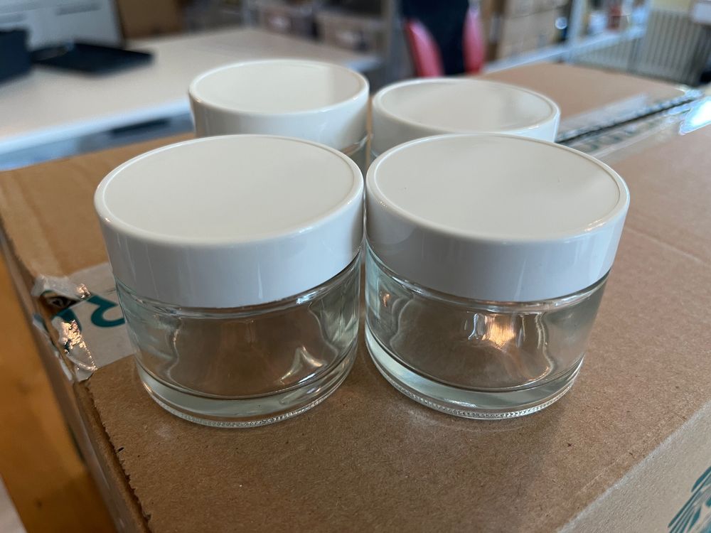 Lots de 96 pots en verre 45ml avec couvercles. (Neu und