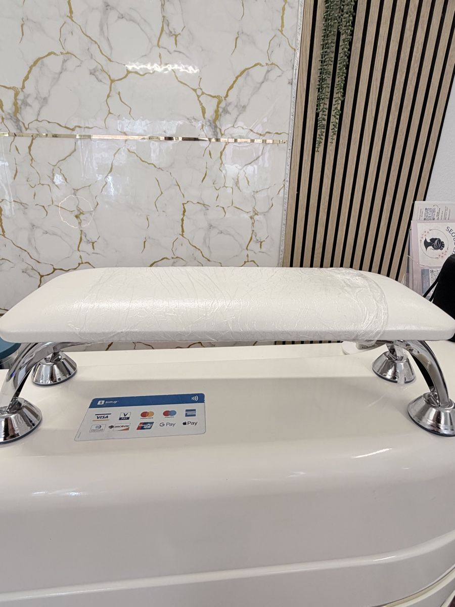 Tische: Nail Arm Rest  – Gebraucht aus Zürich von dom_rsp8