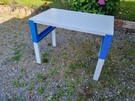 Schöner IKEA Kindertisch, blau/weiss
