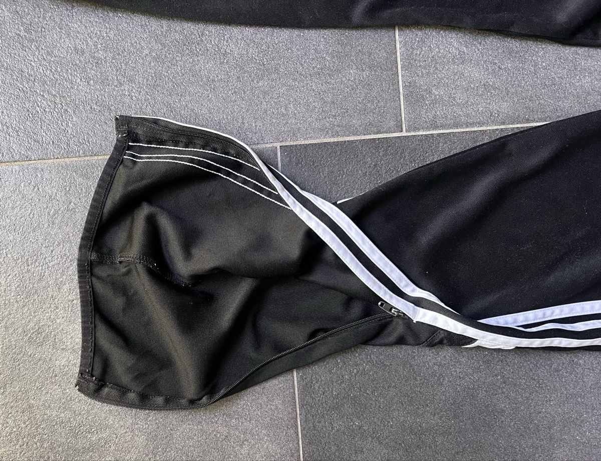 Adidas Hosen: Adidas Trainingshose schwarz – Gebraucht aus Wil / ZH von Fellow16 2