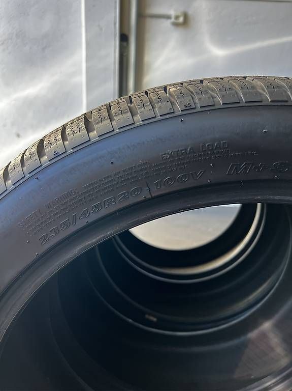Altro in Scrittura & Disegno: 235/45 R20 Winterreifen – Usato da Sursee venduto da gas_8n5t 1