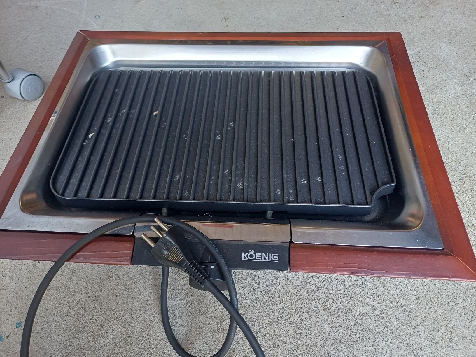 Grills: Elektrogrill Koenig mit Holzrahmen – Gebraucht aus Windlach von lanuj