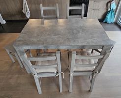 Table à manger avec 4 chaises et 2 tabourets
