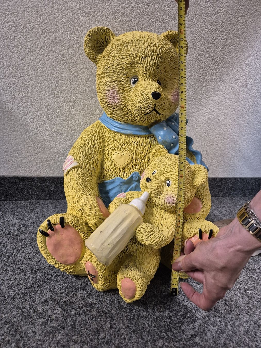 Statuette: Bärin aus Polyresin  – Nuovo e nell'imballaggio originale da Wettingen venduto da mus_gsb5 1
