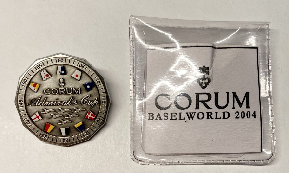 Placchette & Badge: CORUM pin’s BaselWord 2004 – Nuovo e nell'imballaggio originale da Montagny-la-Ville venduto da SecondA6Heuer 1