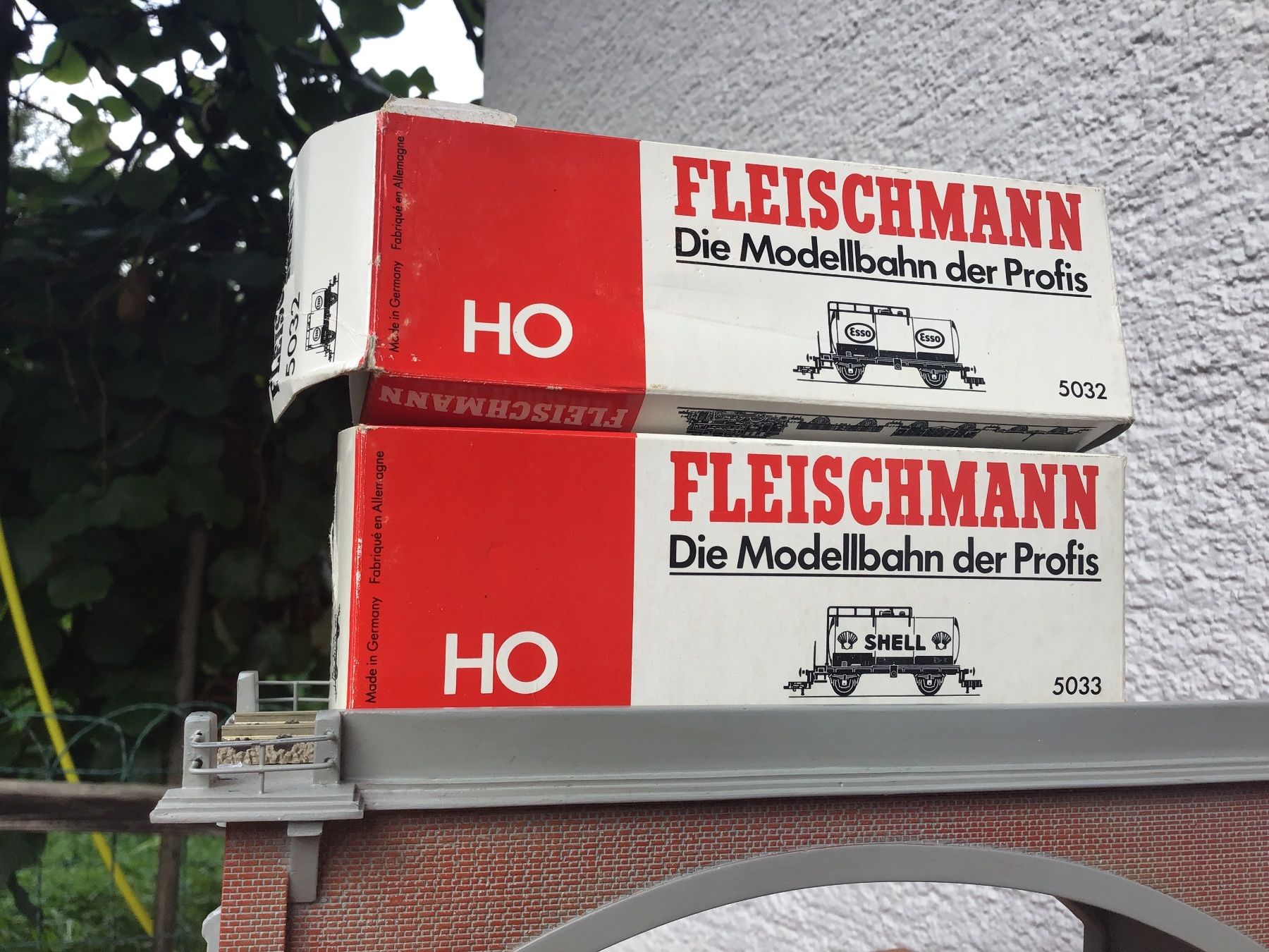 Fleischmann Modellini di ferrovie: Fleischmann HO Kesselwagen Shell+Esso – Usato da Männedorf venduto da Spezial-Modelle 2