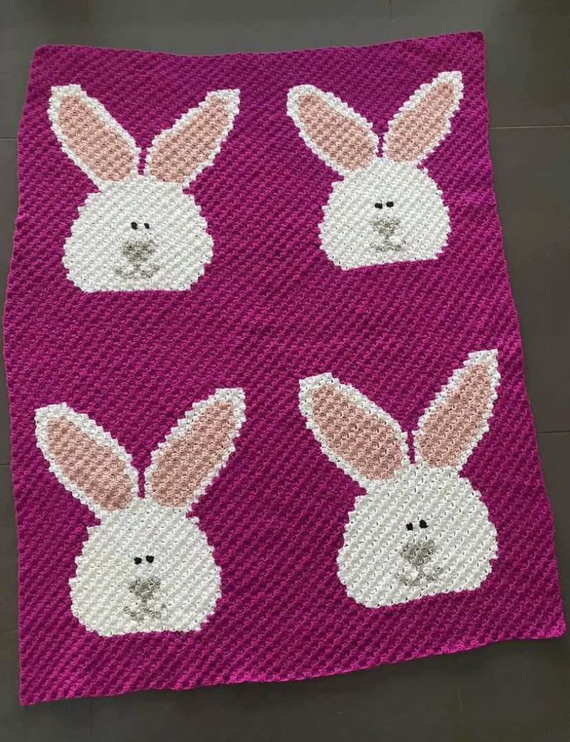Decken: Handgemachte Babydecke mit Hasenmotiv – Neu und originalverpackt aus Tuggen von Manuela_Haas