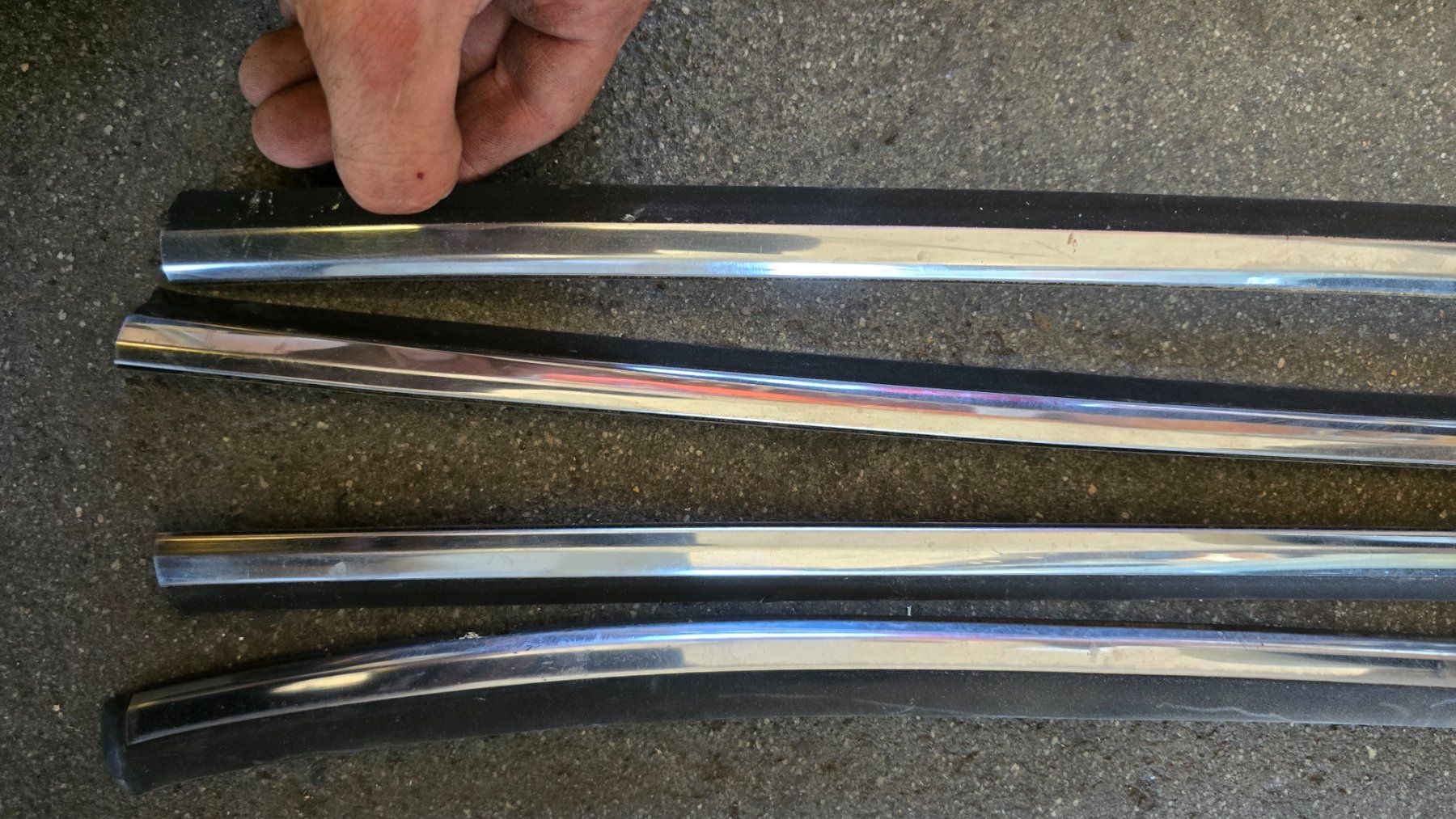 Volvo Tutti pezzi di ricambio auto: Volvo 740 Zierleisten Frontscheibe Crom – Usato da Bern venduto da tiz_lw6n 6