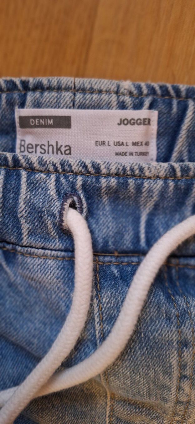Bershka Jeans: Bershka, jeans jogger – Nuovo e nell'imballaggio originale da Lussery-Villars venduto da pousinete02 2