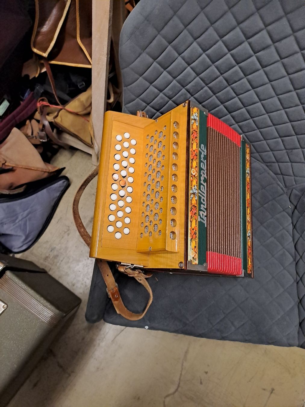 Strumenti musicali: schwyzerorgeli ton B – Usato da Villeneuve venduto da BibiVintage 4