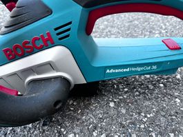 Bosch AdvancedHedgeCut 36 Akku-Heckenschere inkl. Akku, Lade