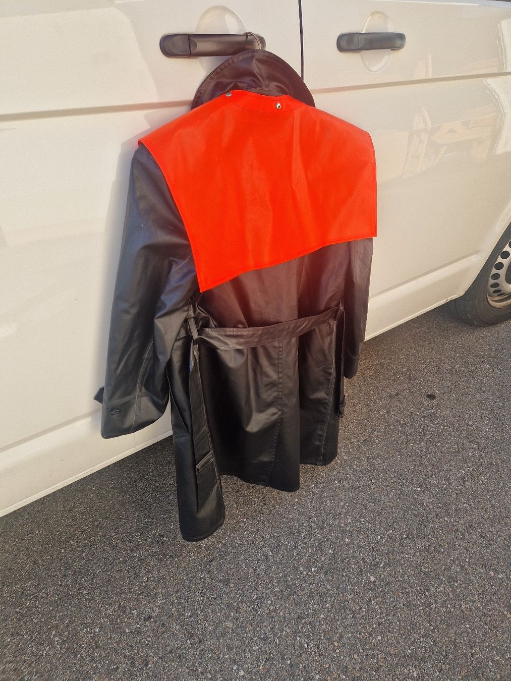 Cappotti: Polizeimantel schwarz orange mit Steppfutter Grösse 48 – Usato da Mörigen venduto da Clio111 2