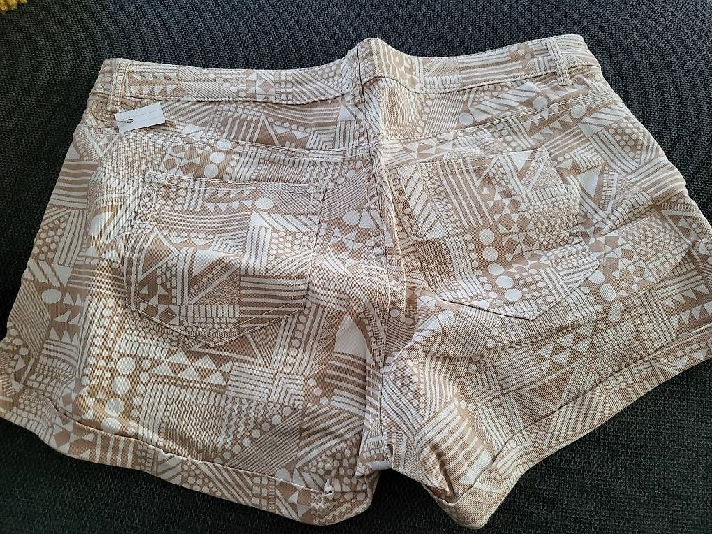 Pantaloni: Short femme – Usato da Ecuvillens venduto da loloall 1