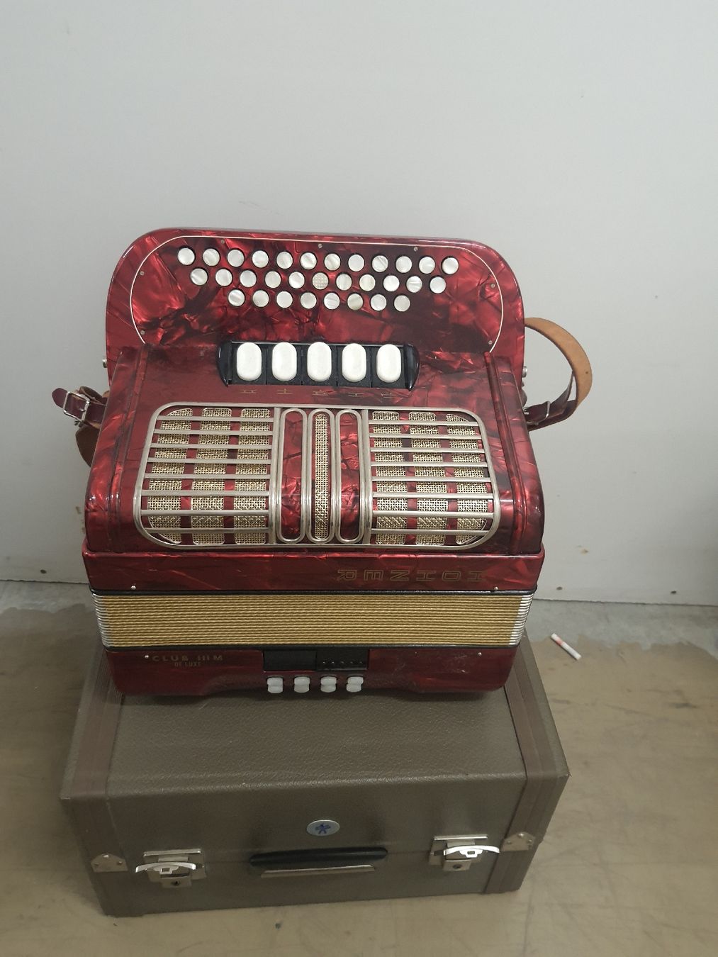 Hohner Musikinstrumente: accordéon hohner 3 voix avec coffre  – Gebraucht aus Pont-de-la-Morge von Mirabelle0 1