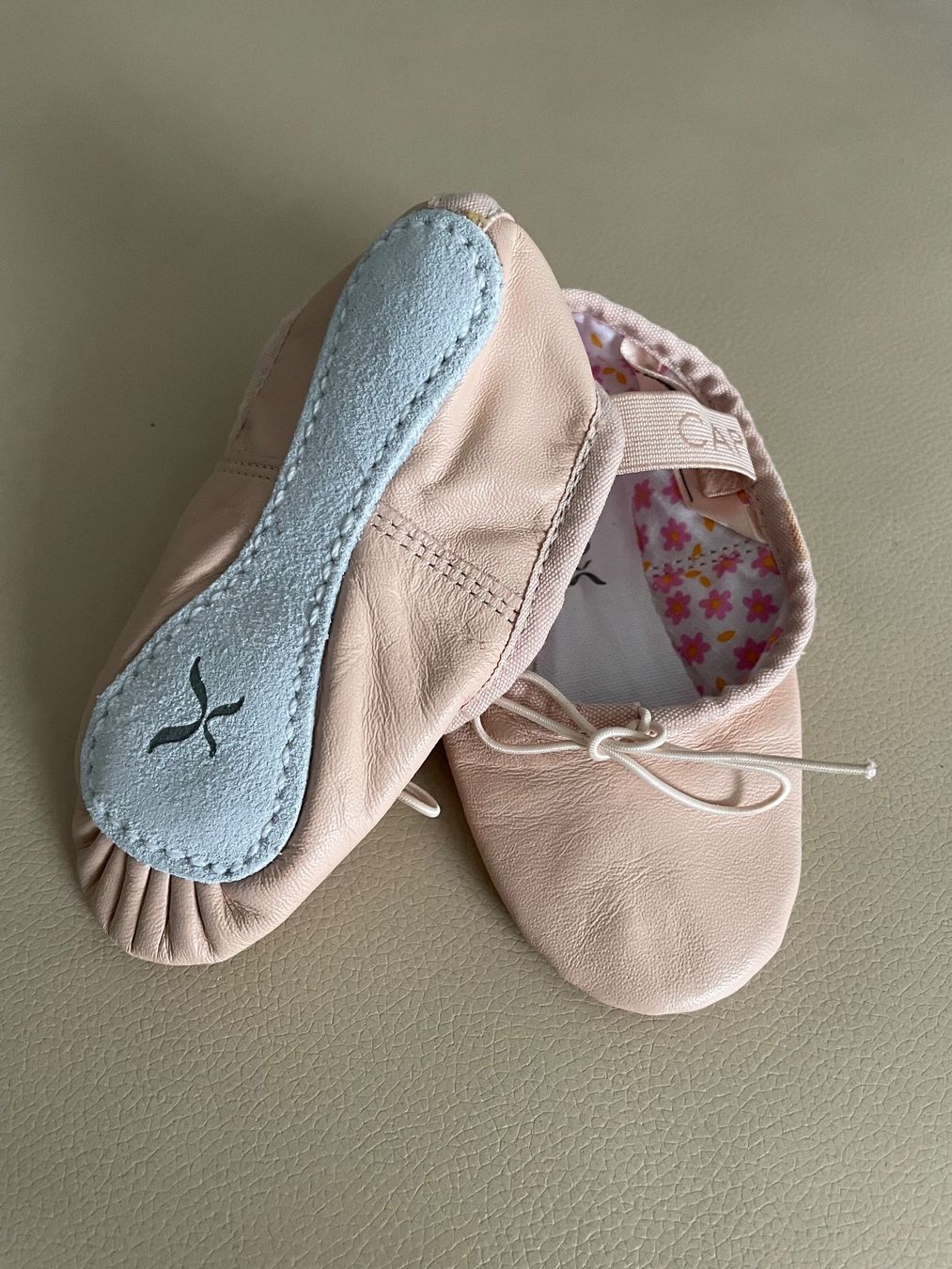 Scarpe per ragazze: NEUE Leder-Ballettschläppli Gr. 27 der Marke Capezio – Nuovo e nell'imballaggio originale da Urdorf venduto da leoale 1