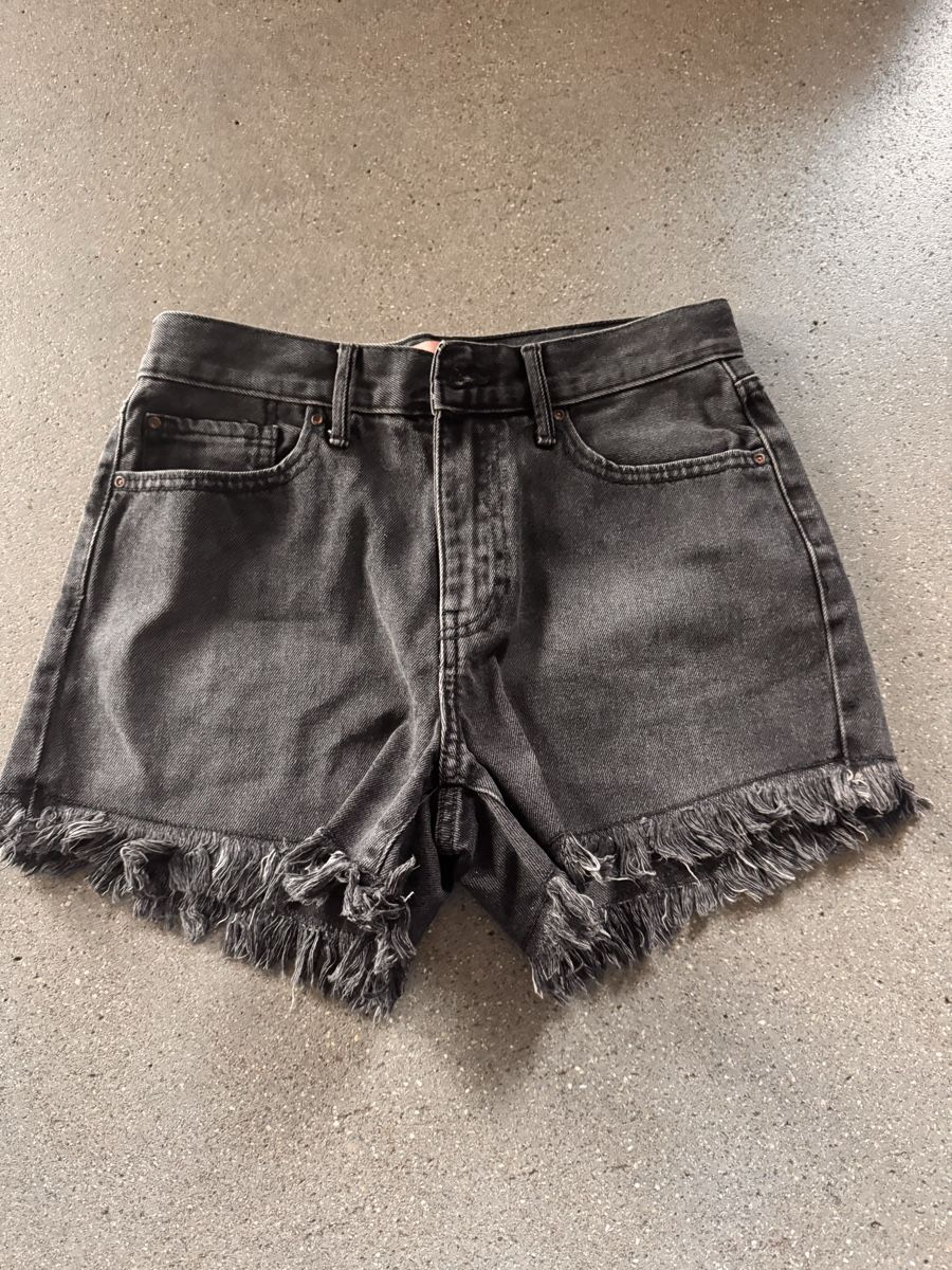 Only Jeans: Coole Fransen-Shorts von ONLY, Grösse 26 – Usato da Rorschacherberg venduto da Kpas