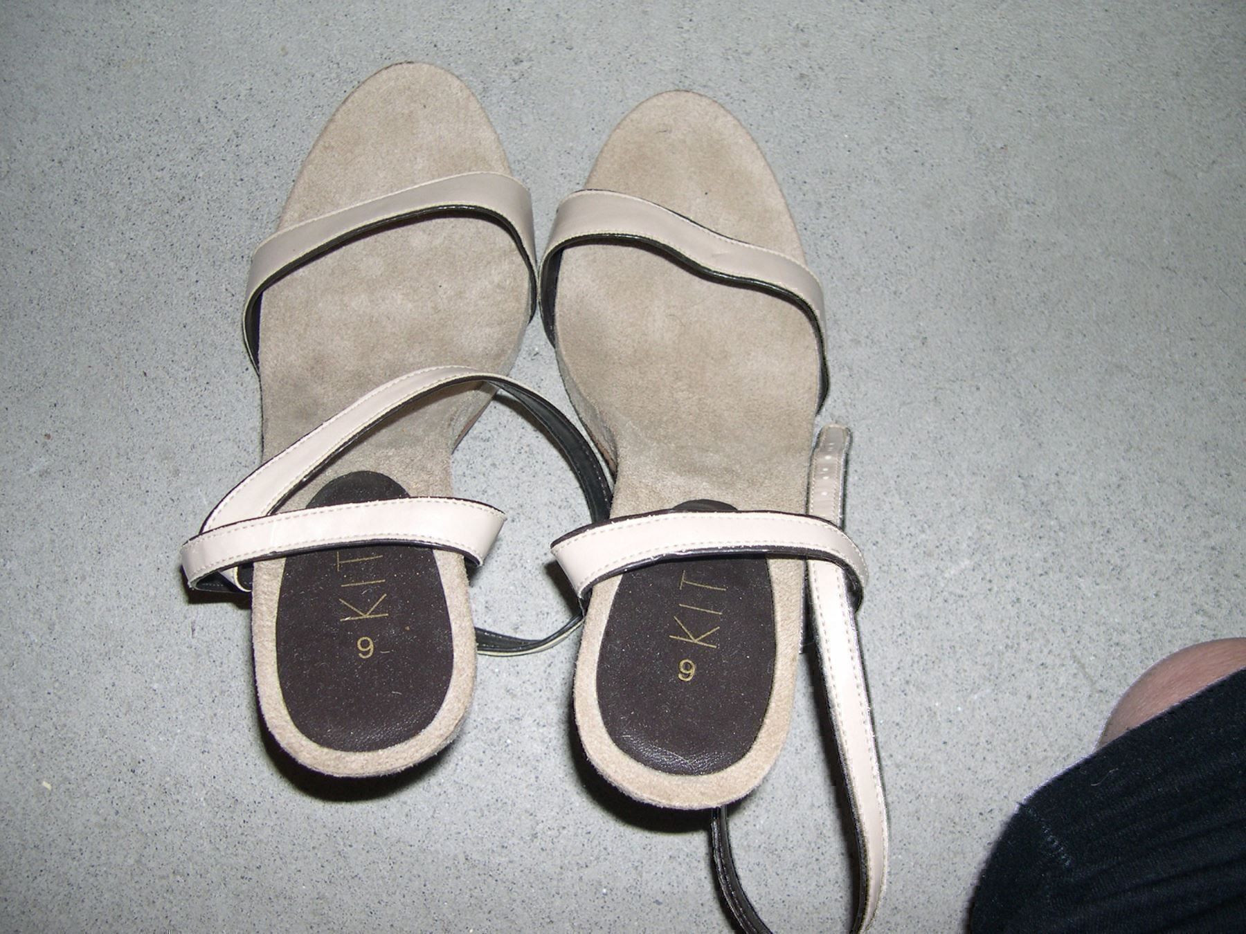 Scarpe da donna: 3 x PUMPS (mit rel. spitzem Abs.) Gr. 39 – Usato da Thun venduto da Catfriends 2
