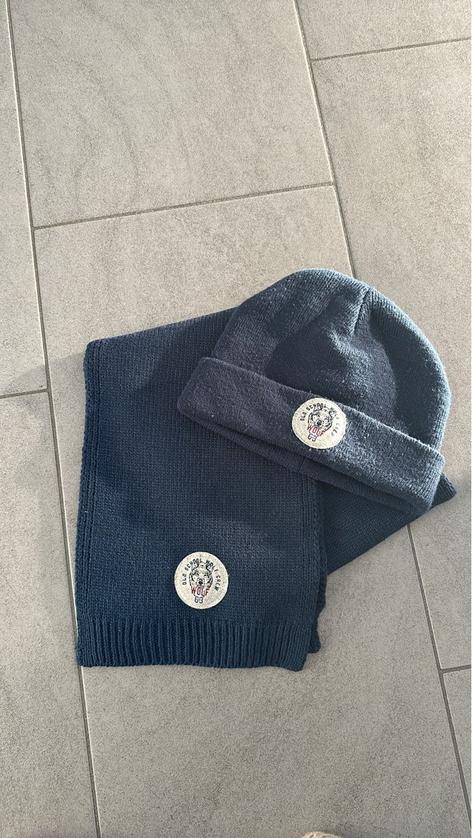 Lotti di vestiti: Warm Winter Set: "Wolf Crew" Beanie and Neck Warmer – Usato da Buchs SG venduto da SPAMPAM