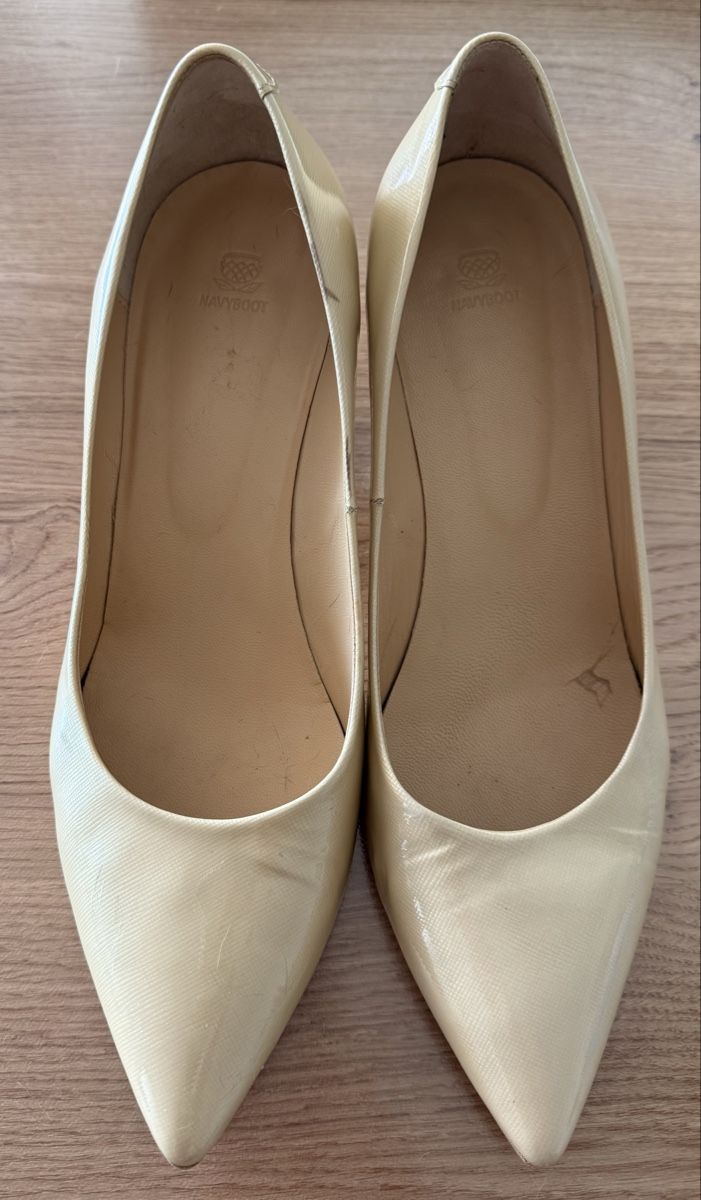 Navyboot Chaussures femmes: Navyboot Pumps Lackleder beige Grösse 39.5 – D'occasion à Gisikon par lila.libelle