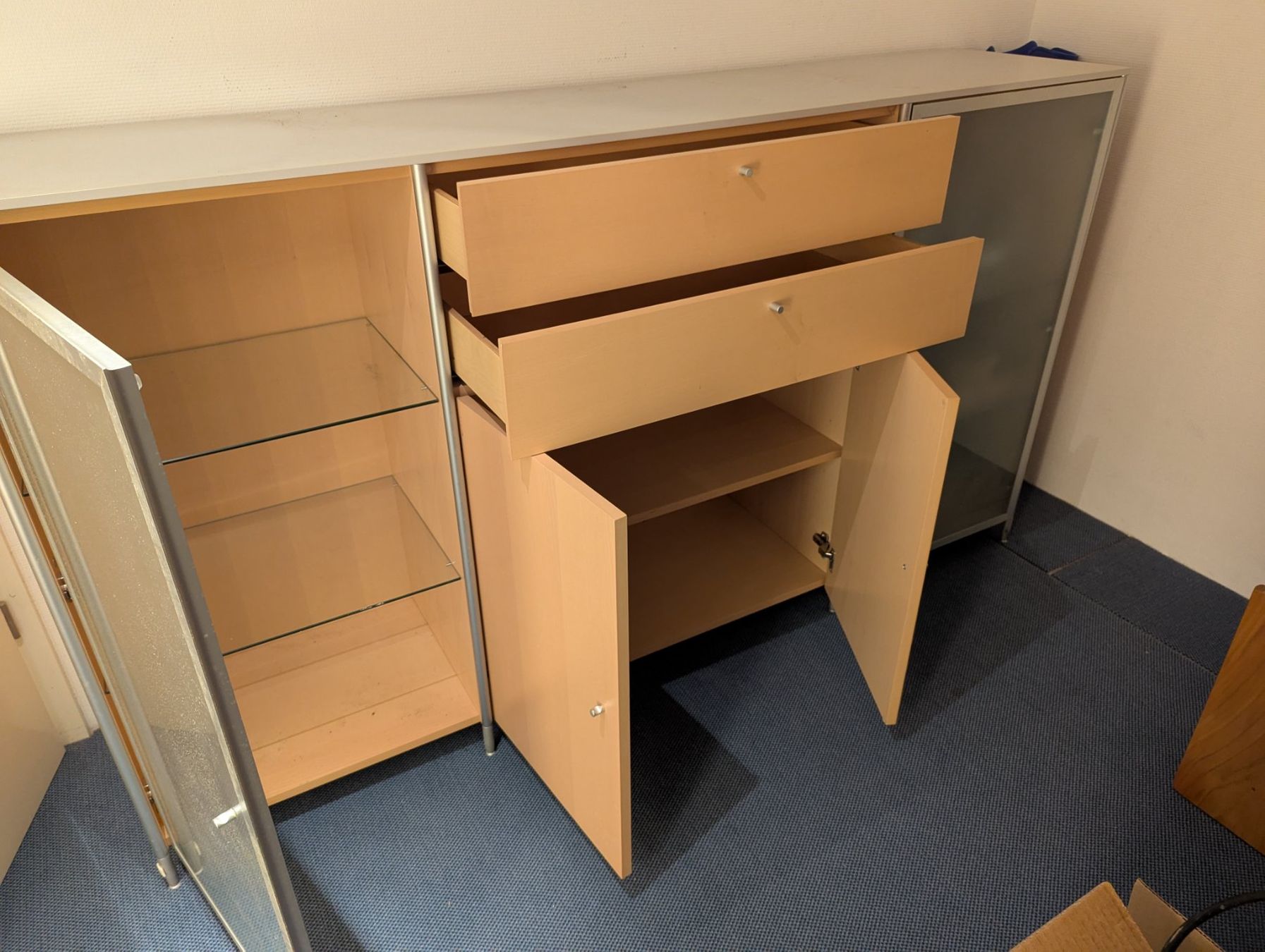 Cassettiere: schönes Sideboard mit Glastüren, Top! – Usato da Hauptwil venduto da Markuseli