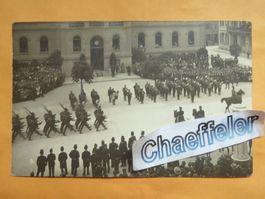 1921 Militärparade vor dem Rathaus in Glarus