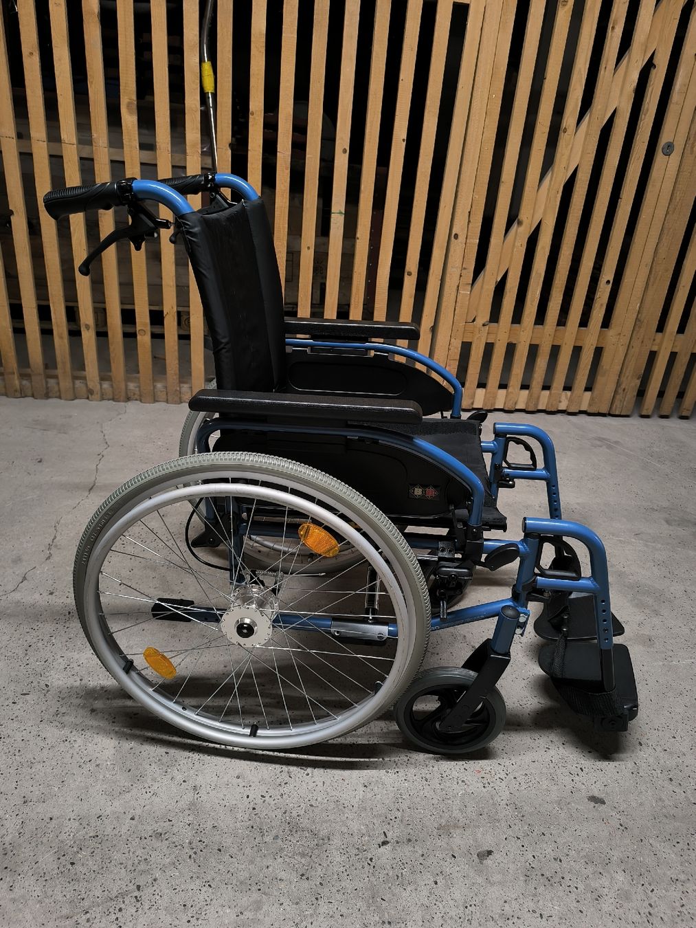 Chaises roulantes: Rollstuhl PyroStart+ Sitzbreite 43cm – D'occasion à Allschwil par BezoBezo