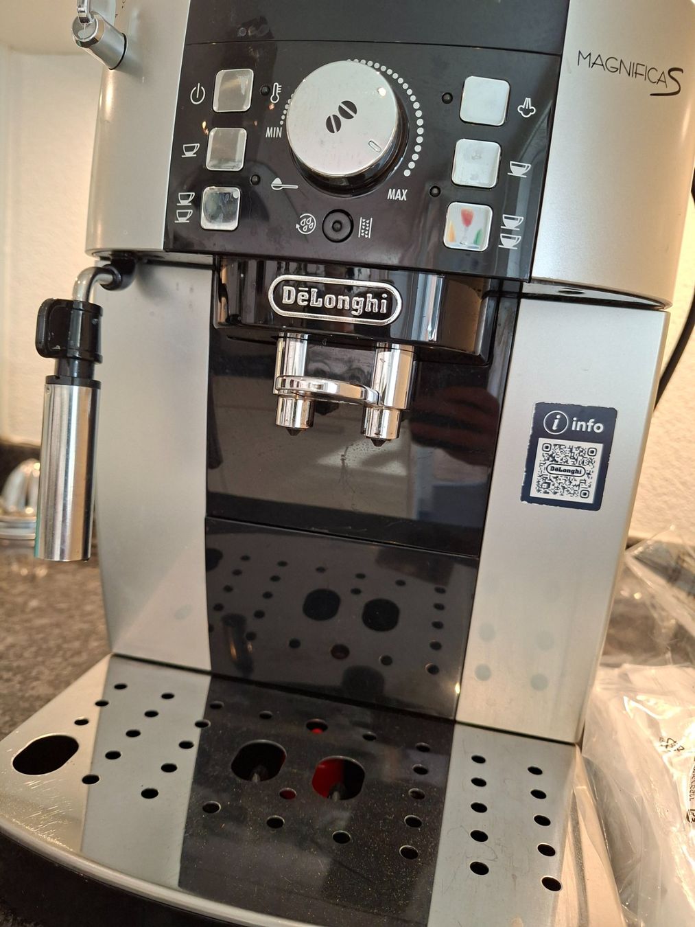De'Longhi Macchine per caffè & Macchine per espresso: DeLonghi MagnificaS Kaffeevollautomat silber – Usato da Olten venduto da Mezopotamya 1