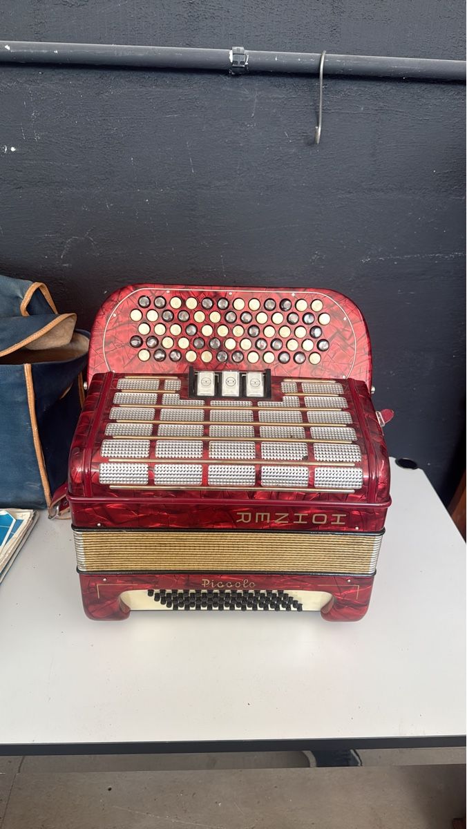 Musikinstrumente: Hohner Piccolo Akkordeon rot gebraucht – Gebraucht aus Näfels von Meelis