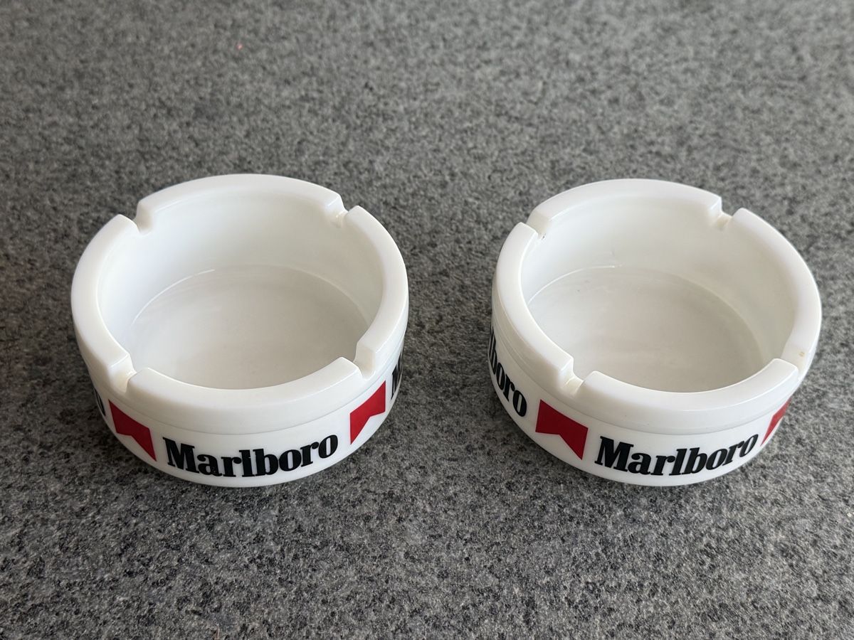 Marlboro Portacenere: 2 Aschenbecher Marlboro Glas Vintage  – Usato da Deitingen venduto da Himhip