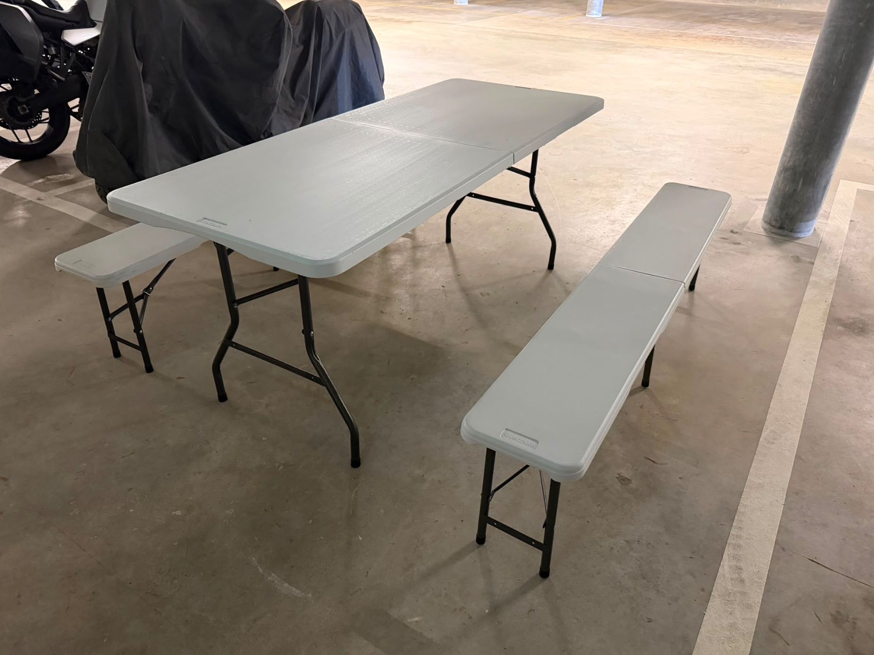 Set di tavolo e panche: Table pliante avec 2 bancs gris – Nuovo (secondo la descrizione) da Yverdon-les-Bains venduto da hal_jq27