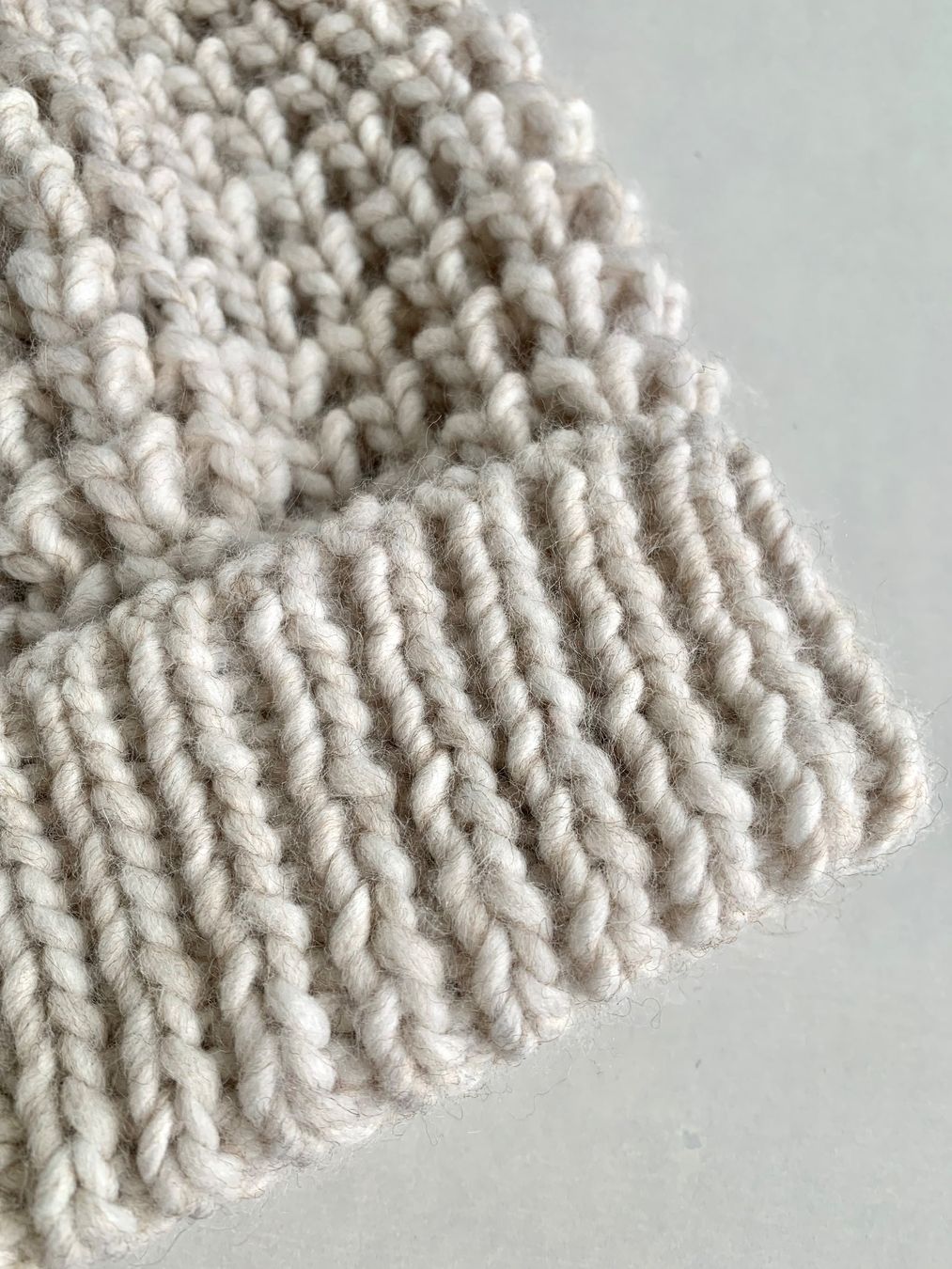 Copricapi, berretti & cappellini: Hellbeige Strickmütze mit Bommel – Usato da Bern venduto da Fraeuleinhonig 4