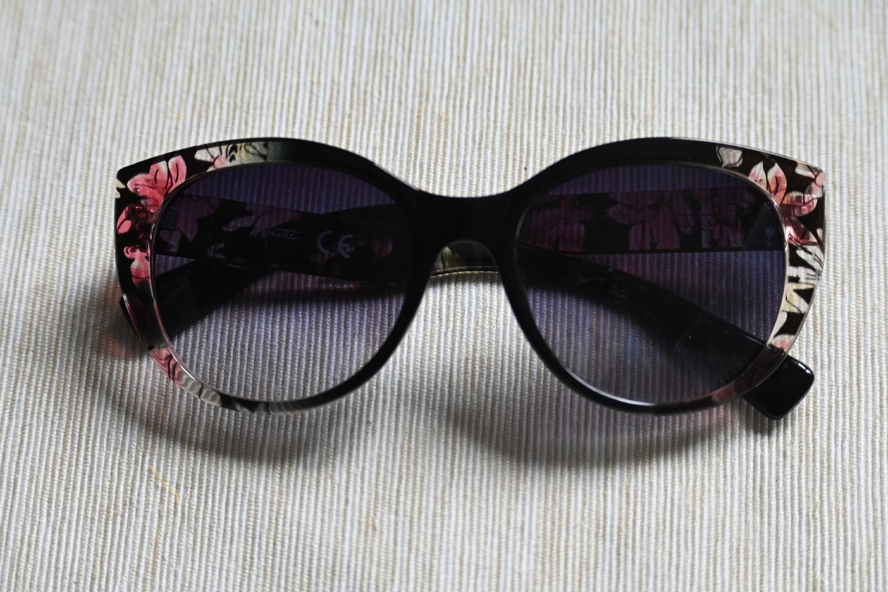 Occhiali & Lenti: Sonnenbrille schwarz mit Blumenmuster – Usato da Horw venduto da kse_cmd6