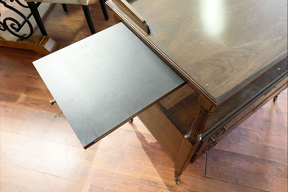 Cassettiere: Ethan Allen Holz Kommode auf Rollen, Anrichte – Usato da Ballwil venduto da ClassicGallery 6