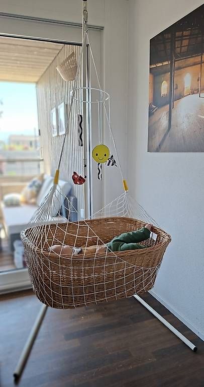 Nonomo Hängematten: Federwiege mit Babykorb & Gestänge – Gebraucht aus Inwil von sof_y5dq